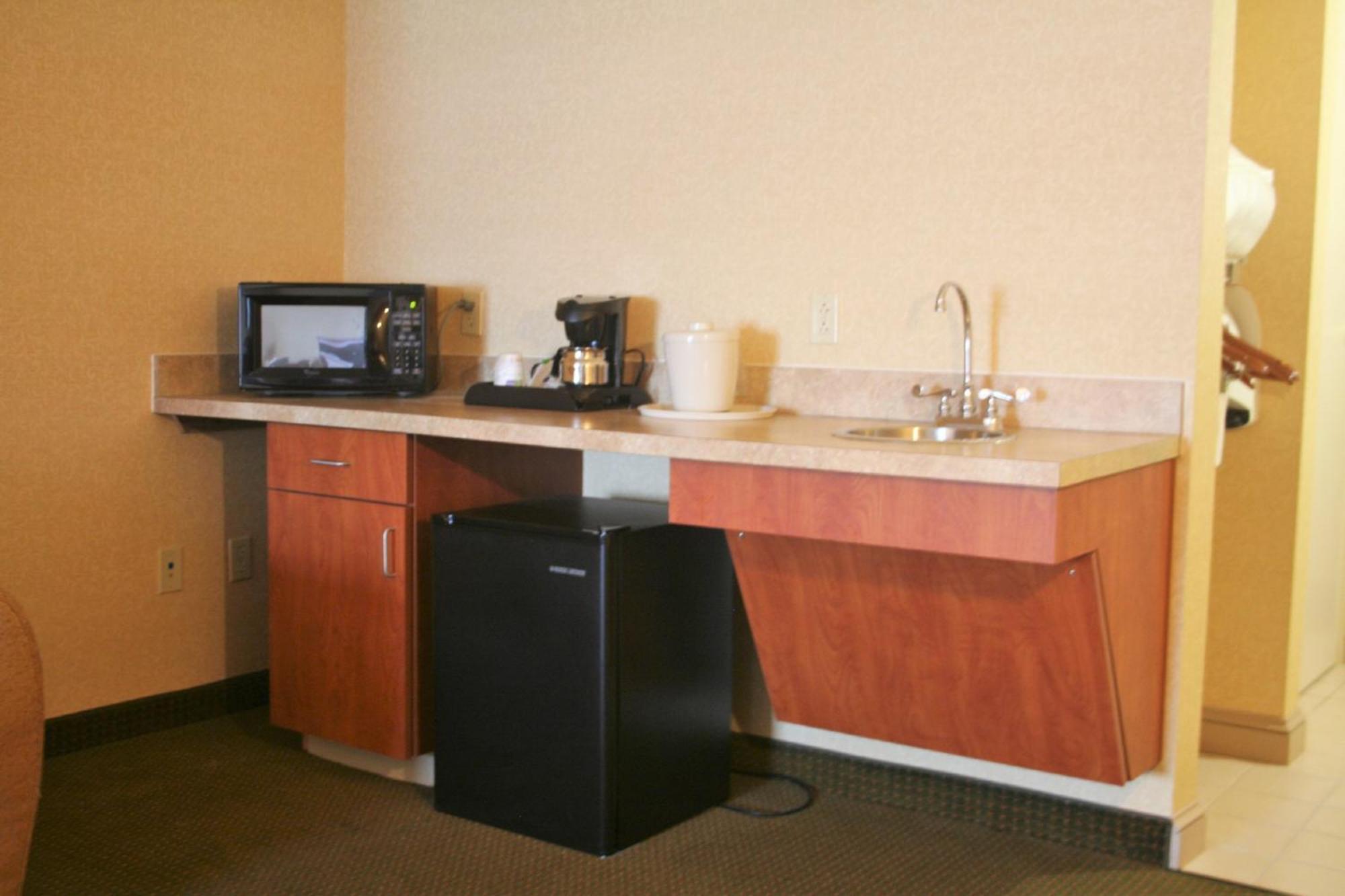 Holiday Inn Express Hotel & Suites Drums-Hazelton By Ihg Dış mekan fotoğraf